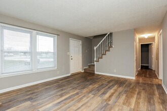 490 Kellia Dr in Clarksville, TN - Foto de edificio - Building Photo