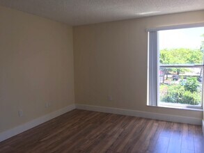 2160 16th SW Ave, Unit 314 in Miami, FL - Foto de edificio - Building Photo