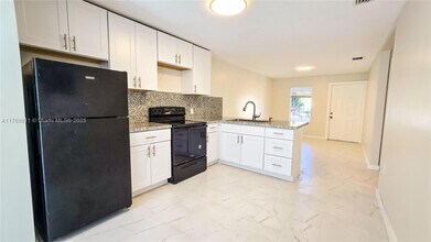 1066 NW 112th St in Miami, FL - Building Photo - Building Photo
