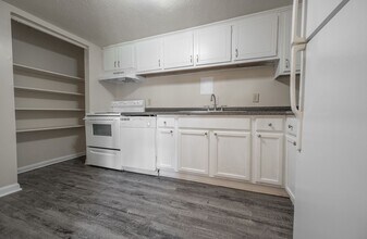 500 Umstead Dr in Chapel Hill, NC - Building Photo - Building Photo