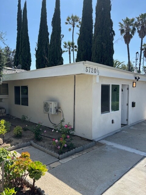 5720 Wallis Ln in Woodland Hills, CA - Building Photo