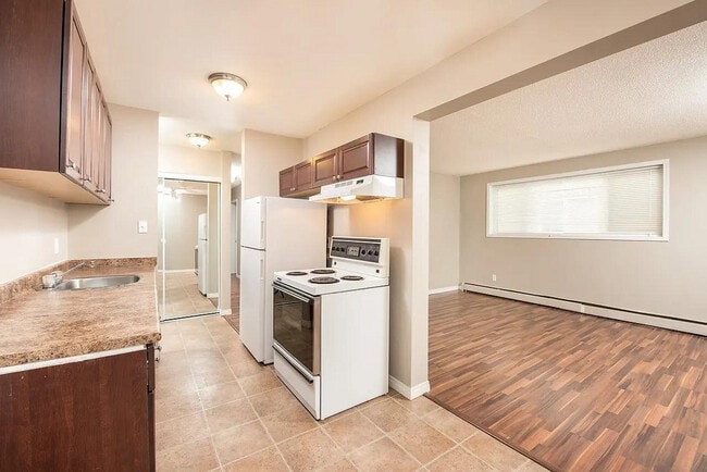 Inglewood 124 Apartments in Edmonton, AB - Building Photo - Building Photo