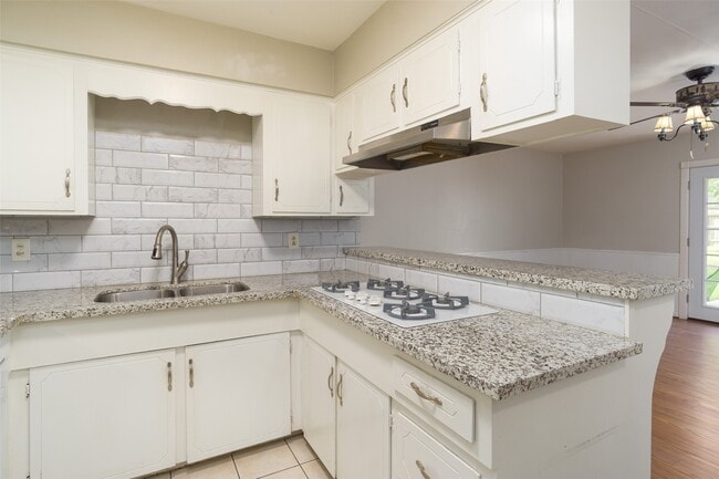 property at 2119 Williamsburg Ct S