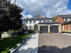 4 Lascelles Blvd in Brampton, ON - Building Photo