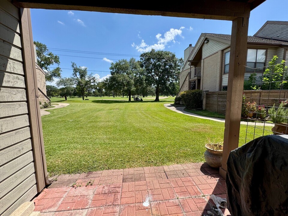 8417 Sands Point Dr in Houston, TX - Building Photo