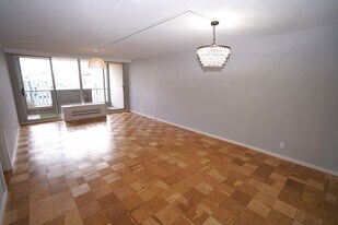 77 Pond Ave, Unit 77 in Brookline, MA - Building Photo