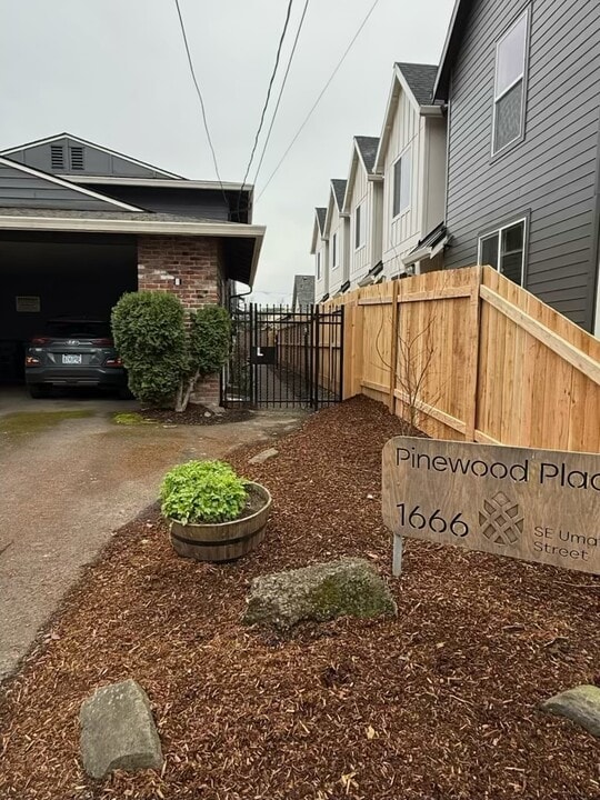 1666 SE Umatilla St, Unit 2 in Portland, OR - Building Photo