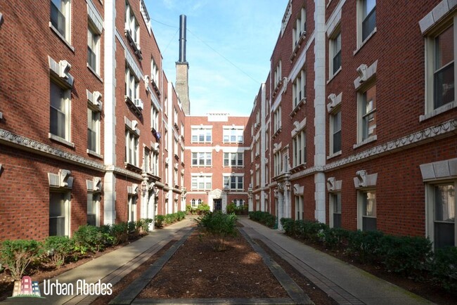 549 W Surf, Unit M04B in Chicago, IL - Building Photo - Building Photo