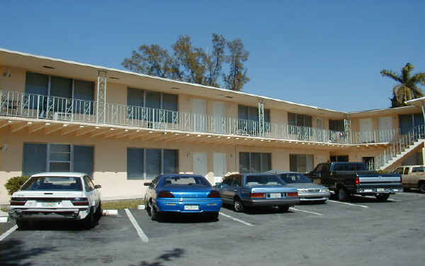 Fuentes Apartments III in Miami Springs, FL - Building Photo - Building Photo