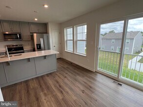 211 Clifton Mnr in Falling Waters, WV - Building Photo - Building Photo