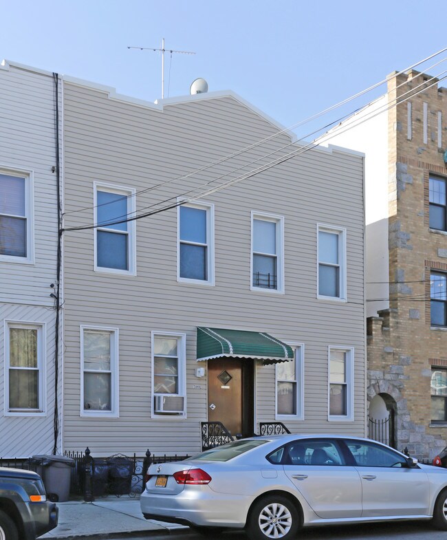 5918 Gates Ave in Ridgewood, NY - Building Photo - Building Photo