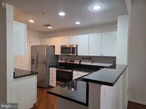 1930 Crescent Park Dr in Reston, VA - Building Photo - Building Photo