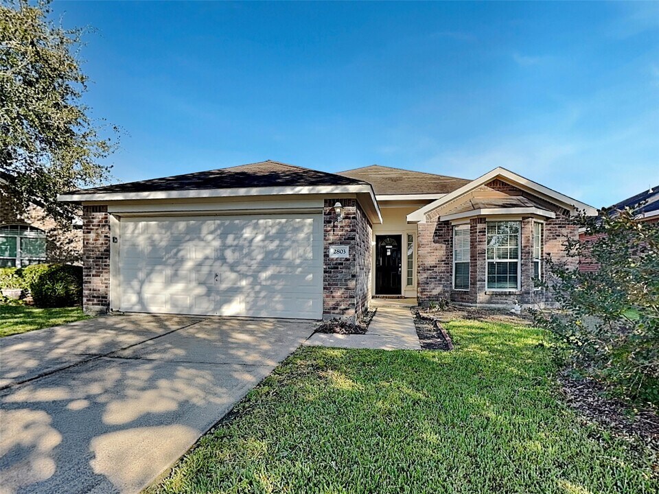 2803 Seastrand Ln in Dickinson, TX - Building Photo