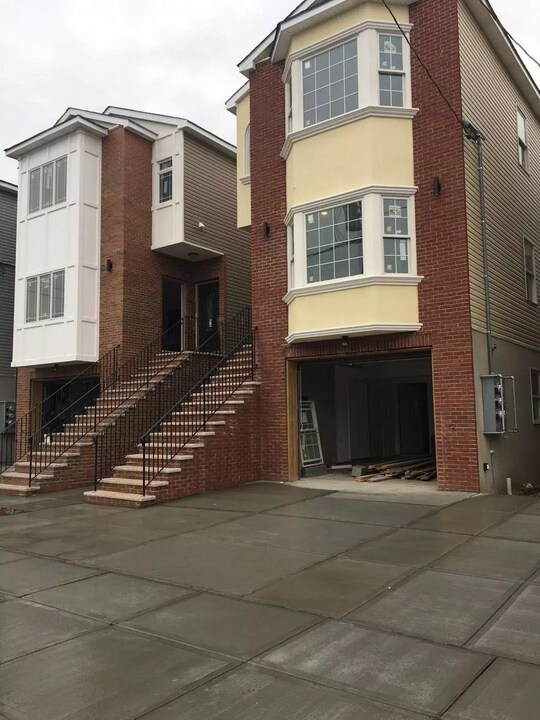 211 Cleveland Ave, Unit 1 in Harrison, NJ - Foto de edificio