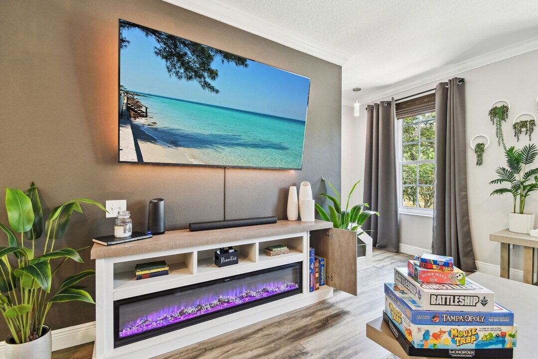 3174 Bayshore Oaks Dr in Tampa, FL - Building Photo