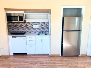 6815 Moeser Ln, Unit 6815 Moeser Lane Unit C in El Cerrito, CA - Foto de edificio - Building Photo