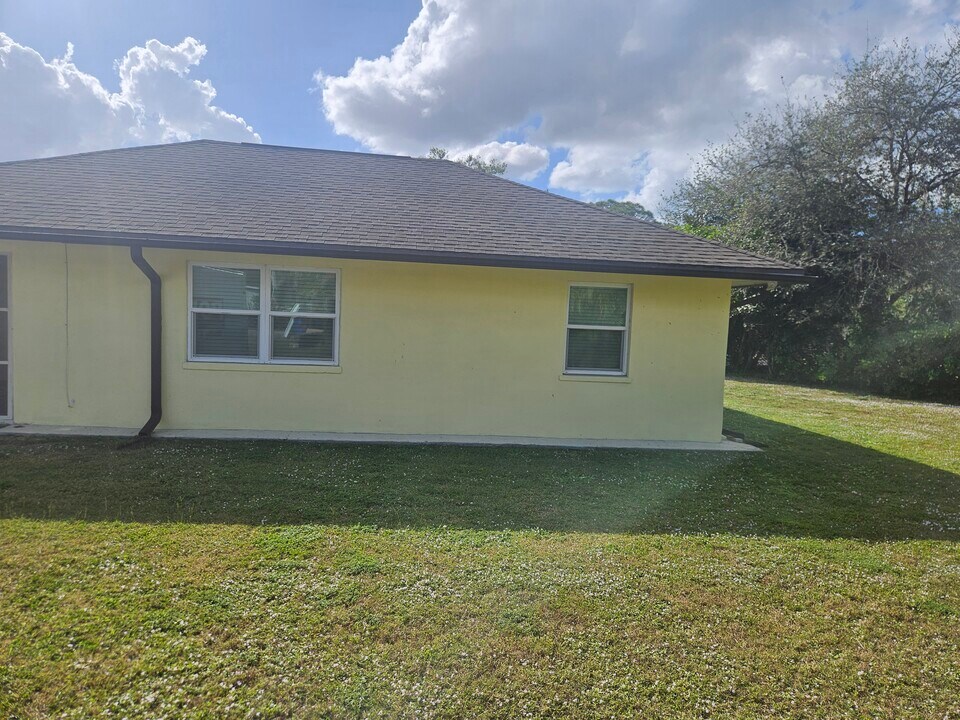 10065 Illinois St in Bonita Springs, FL - Foto de edificio