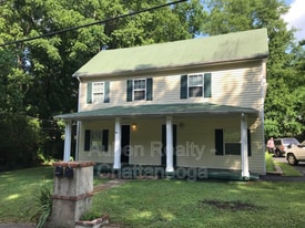 110 Hogan Rd in Rossville, GA - Building Photo