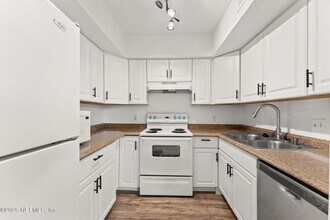 1601 Challenger Ct W in Jacksonville, FL - Building Photo - Building Photo