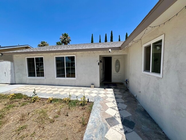 16544 San Jacinto Ave in Fontana, CA - Building Photo - Building Photo