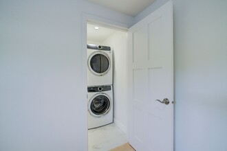 4162 W Mercer Way in Mercer Island, WA - Building Photo - Building Photo