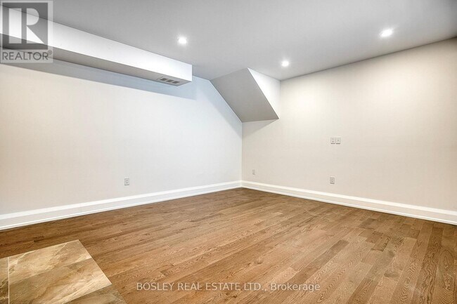 2579 Yonge St in Toronto, ON - Building Photo - Building Photo