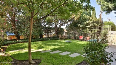 1200 W Huntington Dr in Arcadia, CA - Foto de edificio - Building Photo