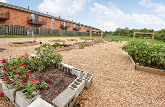 Carriage House East in Indianapolis, IN - Foto de edificio - Building Photo