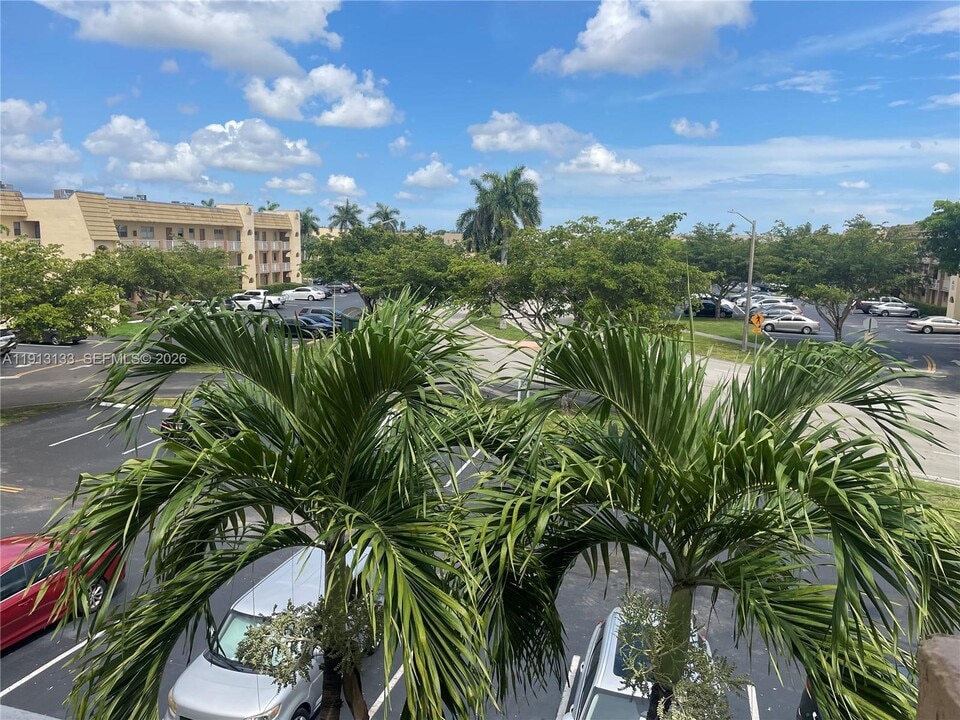 8460 Sunrise Lakes Blvd in Sunrise, FL - Building Photo