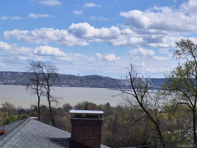 27 Oakwood Dr in Nyack, NY - Building Photo - Building Photo