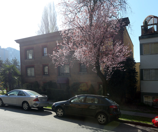 Buckingham Apartments in Vancouver, BC - Building Photo - Building Photo