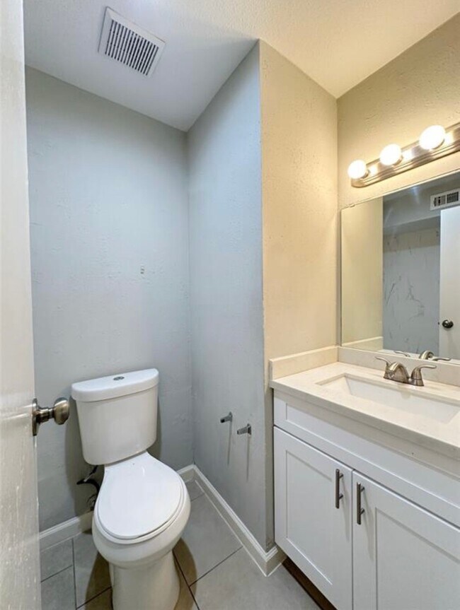 8717 Victorian Village Dr in Houston, TX - Building Photo - Building Photo