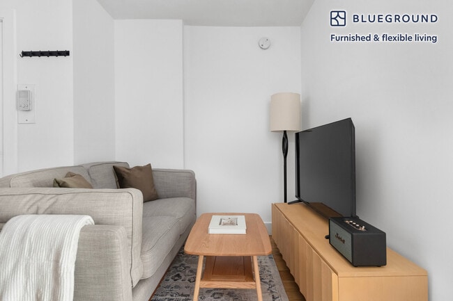 230 E 44th St in New York, NY - Building Photo - Building Photo