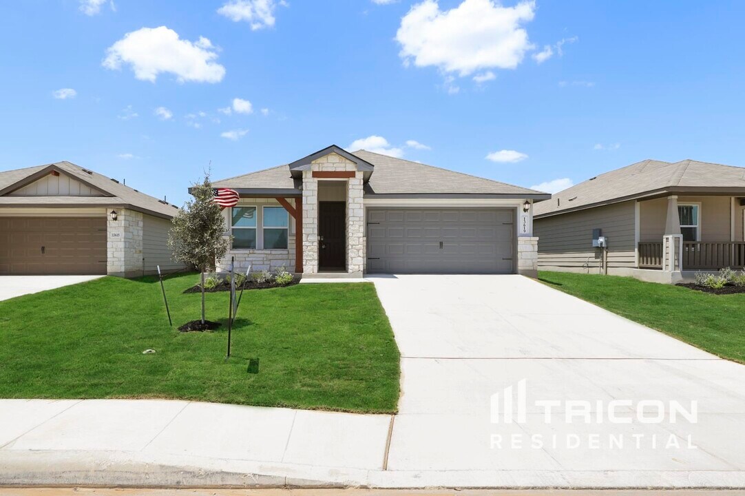 13619 Emerson Wy in Saint Hedwig, TX - Building Photo