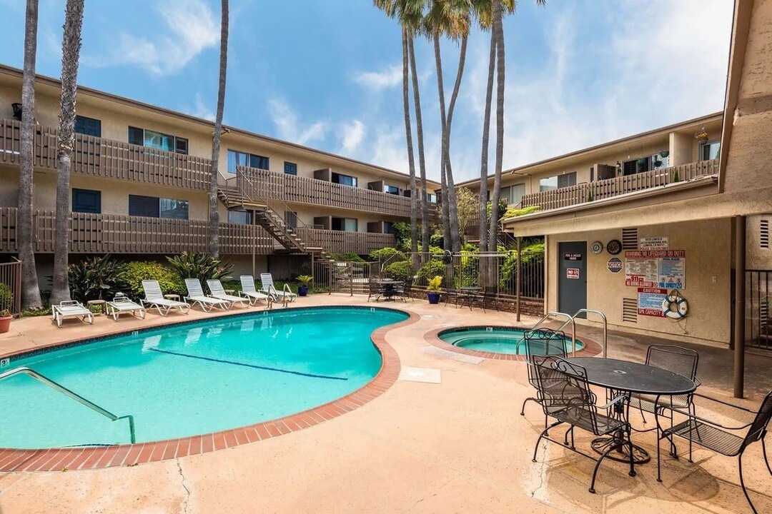 26130 Narbonne Ave in Lomita, CA - Building Photo