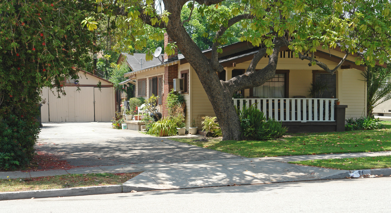 61-71 Greenwood Ave in Pasadena, CA - Building Photo