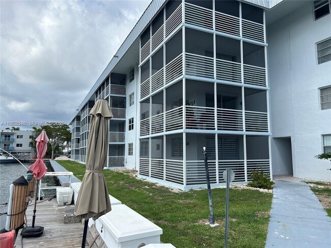 3550 NE 169th St in North Miami Beach, FL - Building Photo - Building Photo