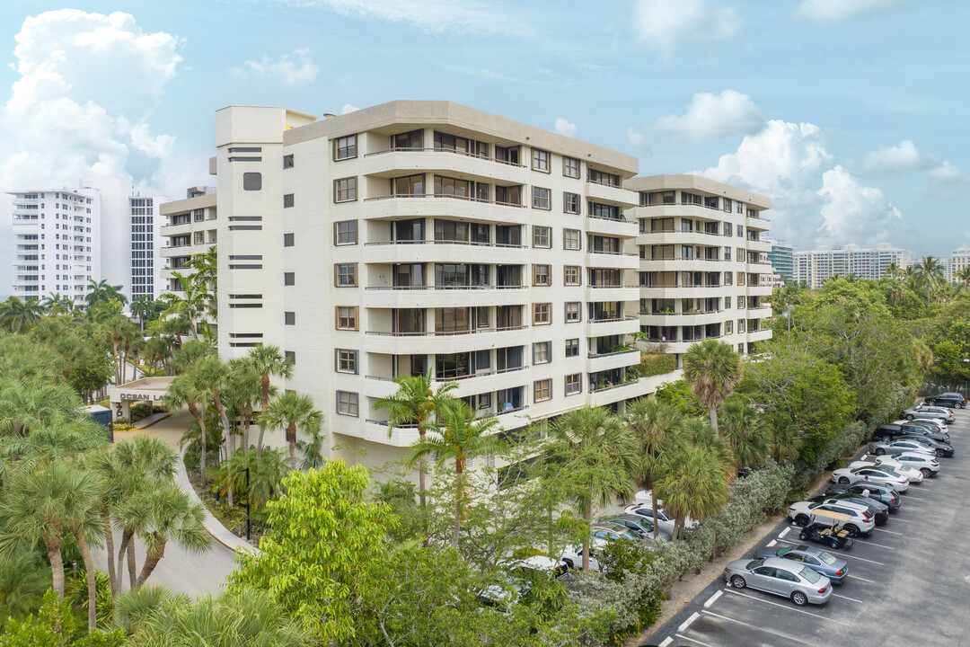 Ocean Lane Plaza in Key Biscayne, FL - Building Photo