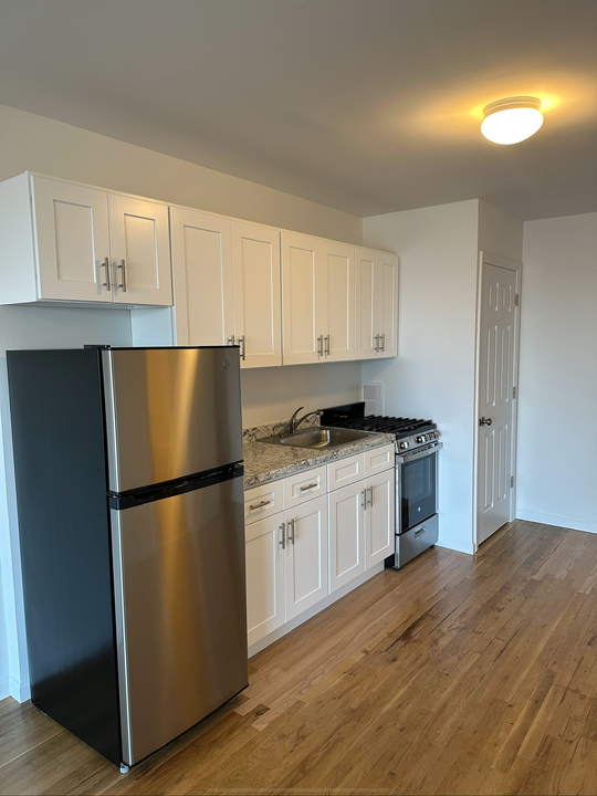 7538 Grand Central Pky, Unit 3 in Forest Hills, NY - Building Photo