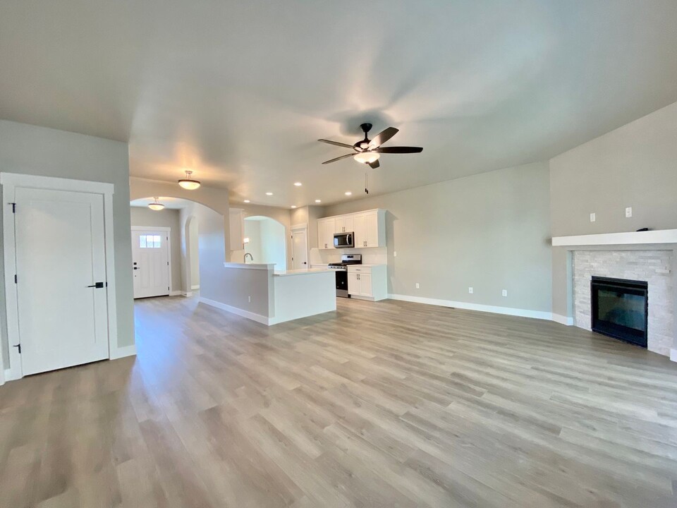 9105 Hawthorn Dr in Yakima, WA - Building Photo