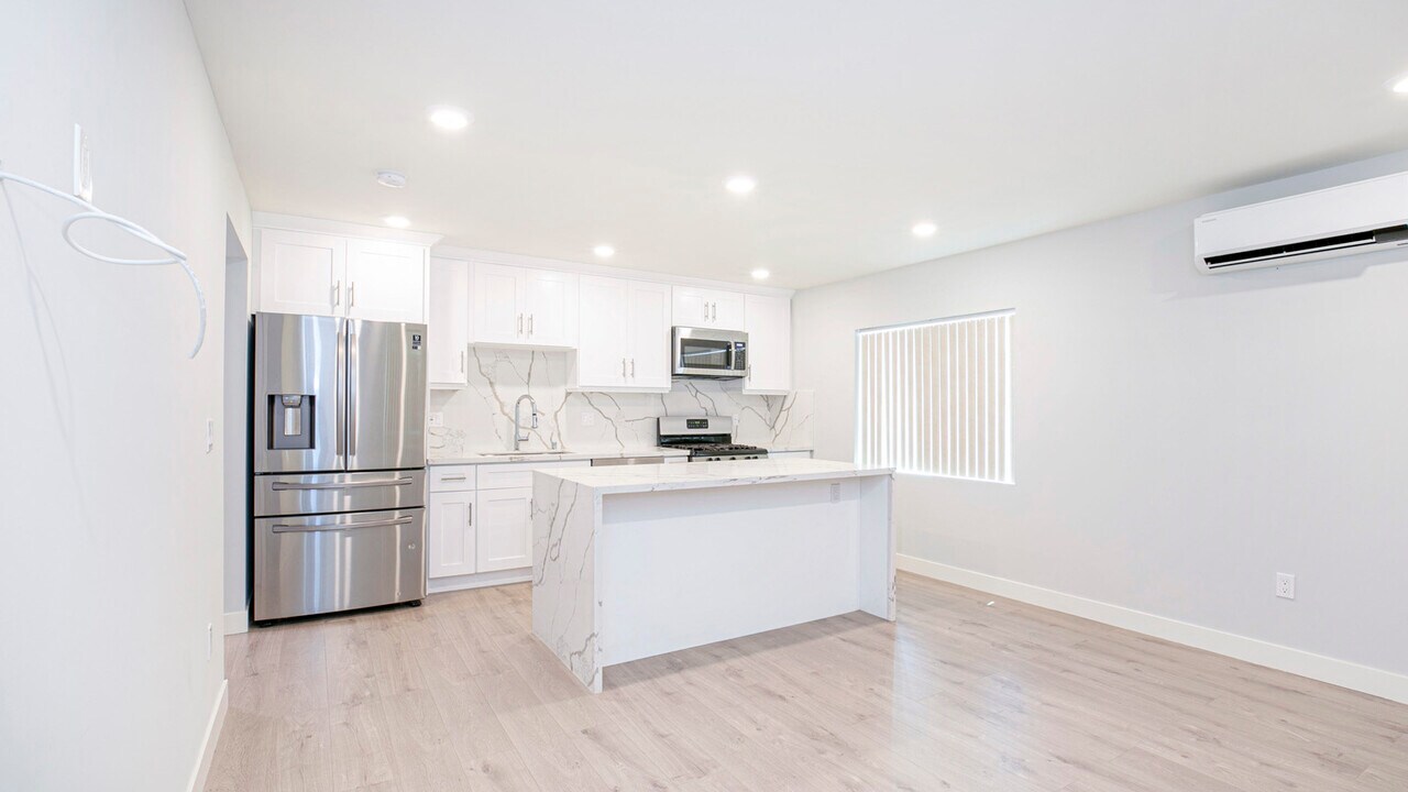 12258 Vanowen St in North Hollywood, CA - Building Photo