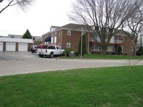 White Oak Apartments in Rochelle, IL - Foto de edificio - Building Photo