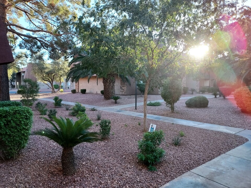 4918 River Glen Dr, Unit 110 in Las Vegas, NV - Building Photo