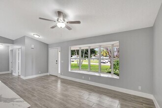 843 Azalea Dr in Royal Palm Beach, FL - Building Photo - Building Photo