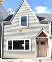 313 Silver St in Boston, MA - Building Photo