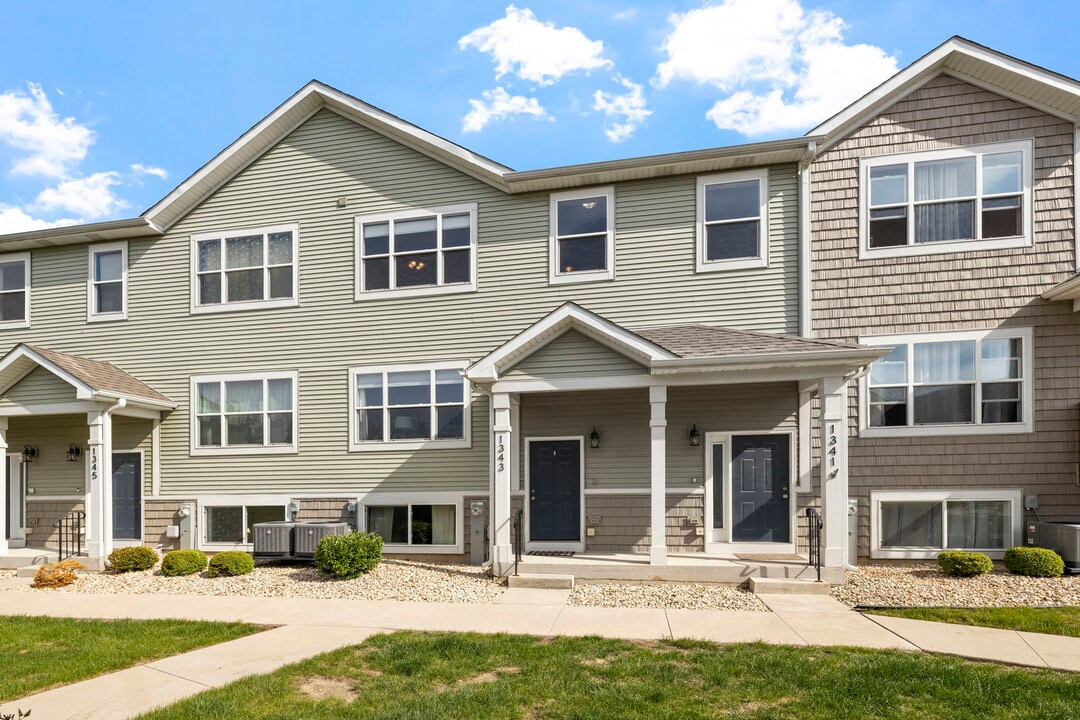 1343 Carolyn Ct in Yorkville, IL - Building Photo