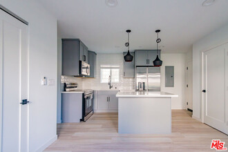2602 Carnegie Ln in Redondo Beach, CA - Building Photo - Building Photo