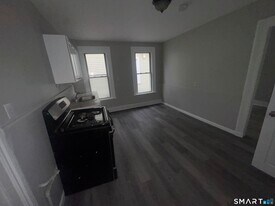 1092 E Main St in Bridgeport, CT - Building Photo