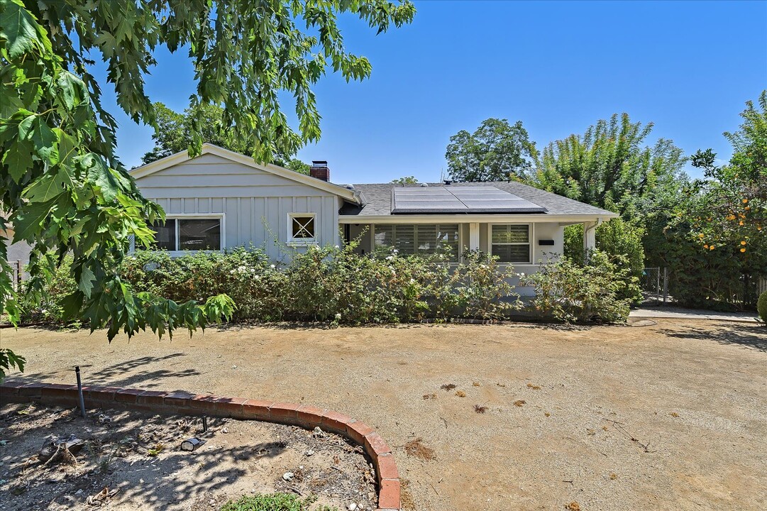 10904 Zelzah Ave in Granada Hills, CA - Building Photo