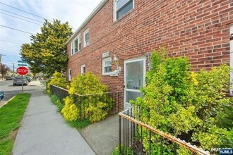 826 7th St in Secaucus, NJ - Foto de edificio - Building Photo